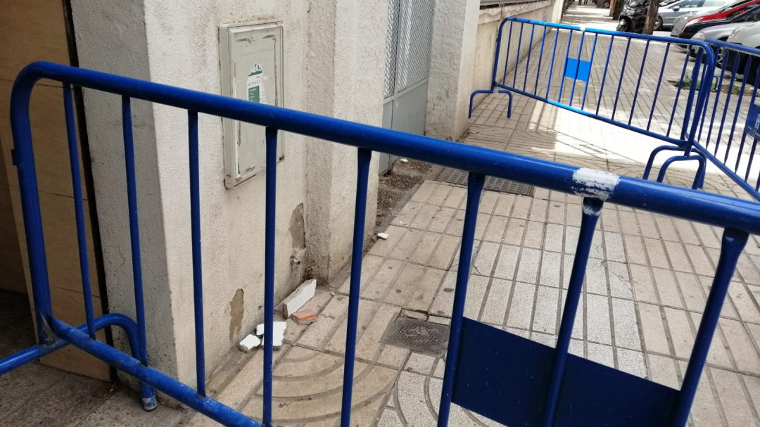 Se desprende la cornisa del Centro de Salud del Casco Antiguo de Badajoz