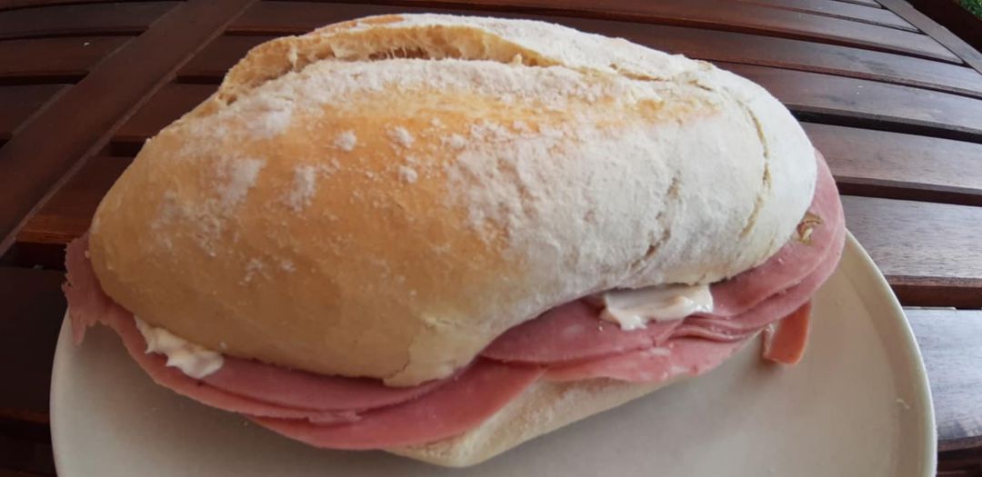 Bocadillo de mortadela con aceitunas y un toque de mayonesa Bocadillo de mortadela con aceitunas y un toque de mayonesa