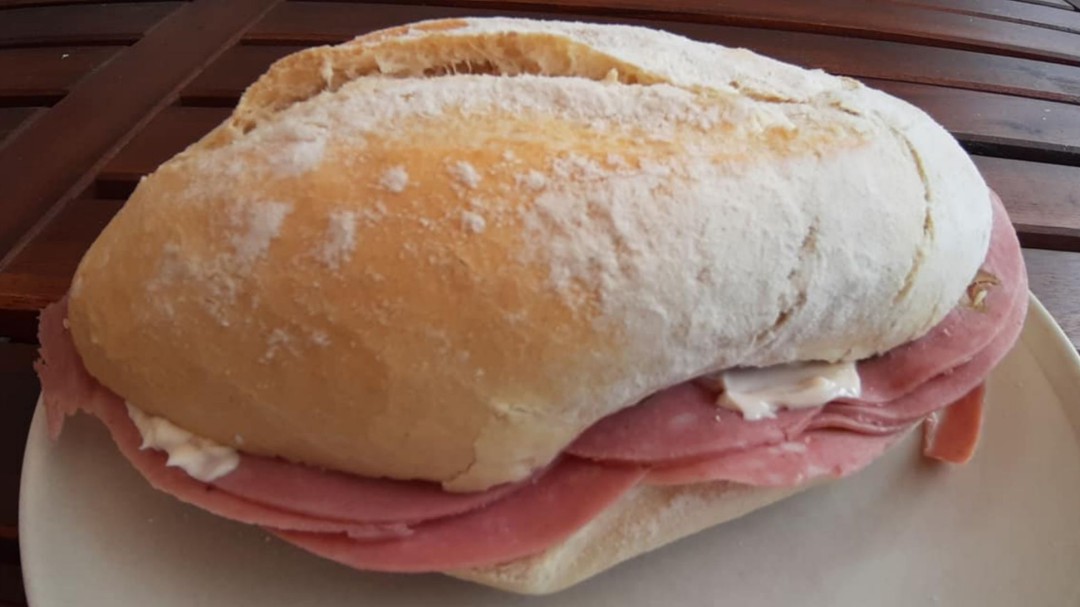 Bocadillo de mortadela con aceitunas, la comida favorita del "Chef del Mar"