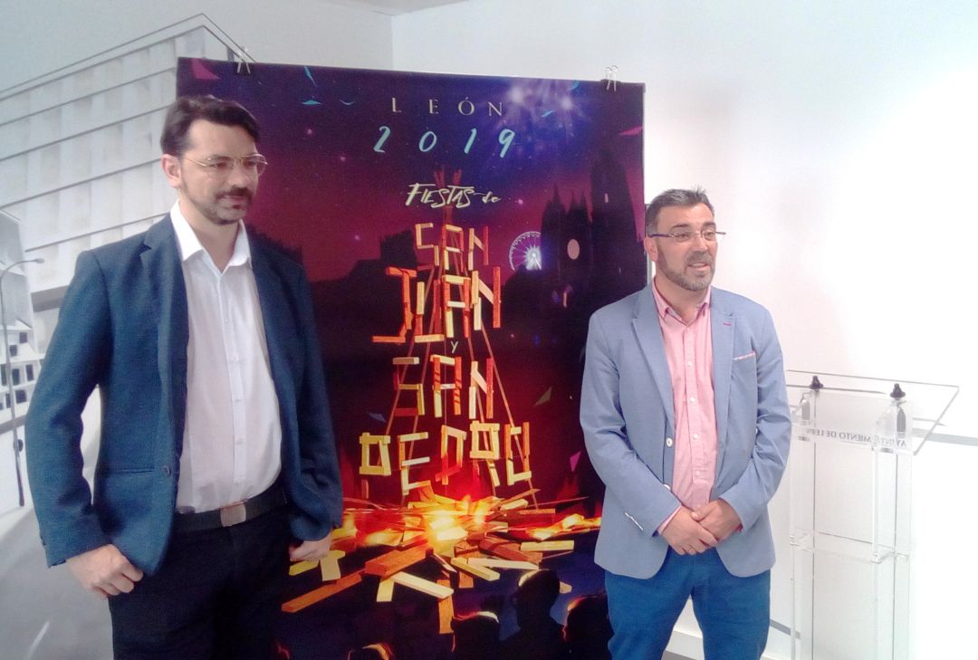 Jonathan Notario (i.), autor del cartel de las fiestas, y Pedro Llamas (d.), concejal de Fiestas, durante la presentación de la programación Jonathan Notario (i.), autor del cartel de las fiestas, y Pedro Llamas (d.), concejal de Fiestas, durante la presentación de la programación