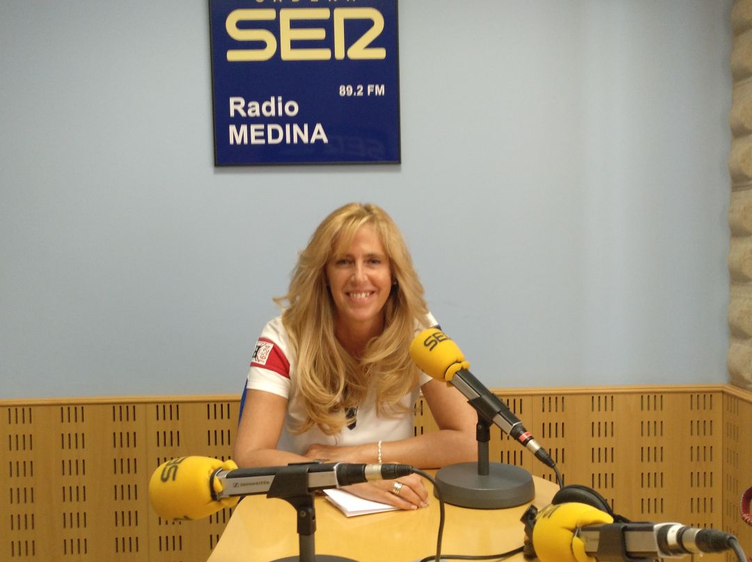 Paloma Domínguez atienda a los micrófonos de Radio Medina Paloma Domínguez atienda a los micrófonos de Radio Medina