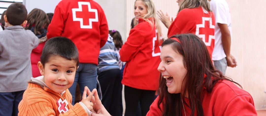 Voluntarios de Cruz Roja con la infancia Voluntarios de Cruz Roja con la infancia