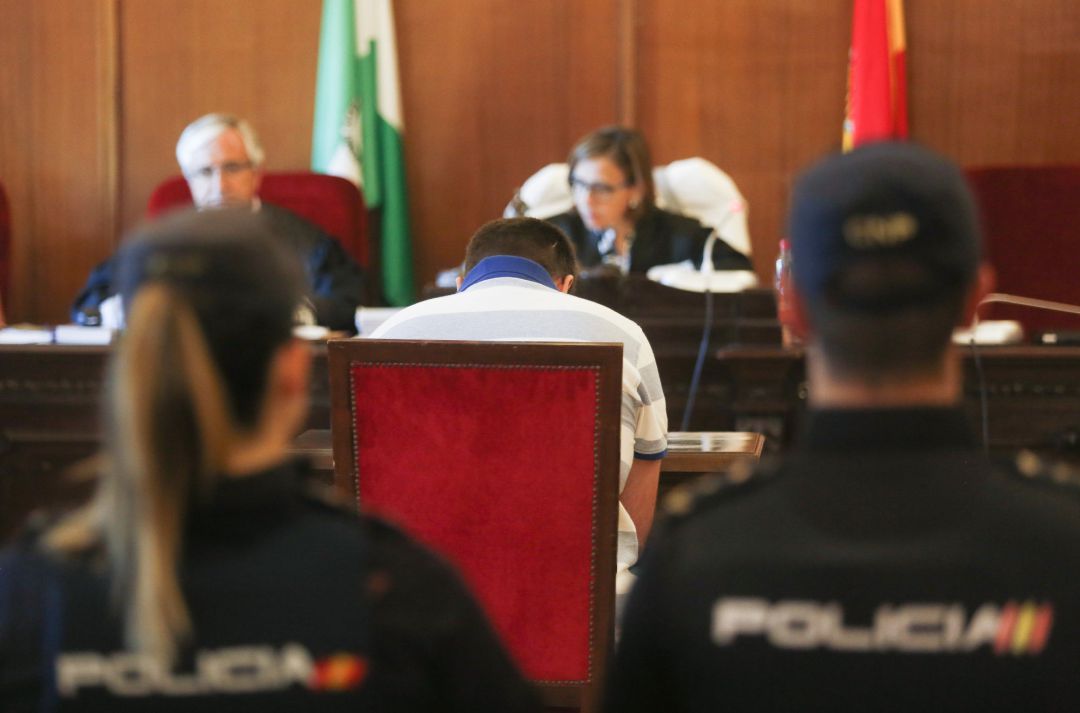 Acusado de matar a su madre y su hermana en Arahal (Sevilla) pide perdón "si verdaderamente" ha sido él Acusado de matar a su madre y su hermana en Arahal (Sevilla) pide perdón "si verdaderamente" ha sido él