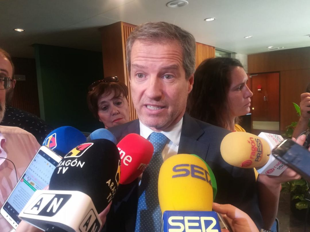 Daniel Pérez Calvo, de Ciudadanos, atendiendo a los medios de comunicación en las Cortes de Aragón Daniel Pérez Calvo, de Ciudadanos, atendiendo a los medios de comunicación en las Cortes de Aragón