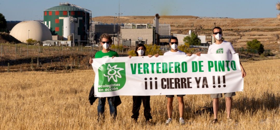 MIembros de Ecologistas en Acción frente al vertedero de Pinto MIembros de Ecologistas en Acción frente al vertedero de Pinto