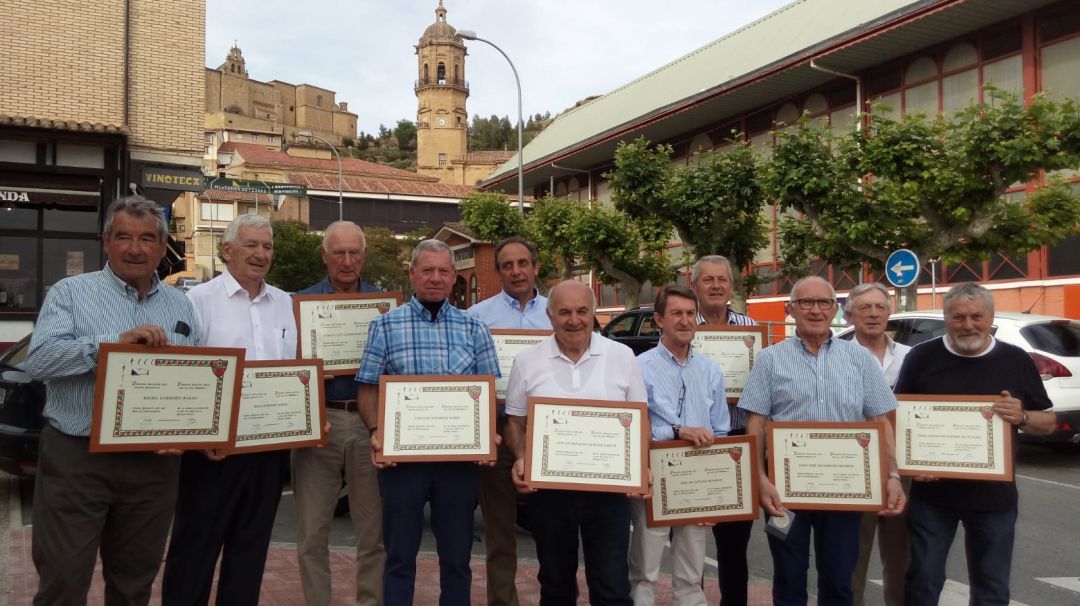 Pilotarien Batzarra distingue en Labastida a personalidades que han contribuido a la promoción de la pelota vasca Pilotarien Batzarra distingue en Labastida a personalidades que han contribuido a la promoción de la pelota vasca