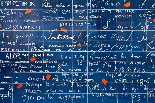 En la plaza Jehan Rictus de Montmartre (Praís), se construyó en 1936 este muro con 311 “Te quiero” en otros tantos idiomas en memoria del poeta J. Rictus. En la plaza Jehan Rictus de Montmartre (Praís), se construyó en 1936 este muro con 311 “Te quiero” en otros tantos idiomas en memoria del poeta J. Rictus.