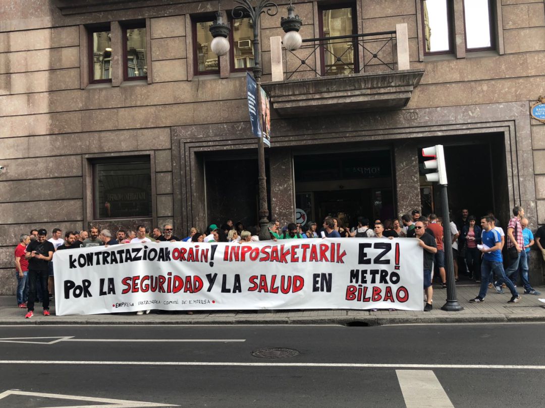 Más de 50 trabajadores del Metro Bilbao se concentran para exigir más efectivos en la plantilla Más de 50 trabajadores del Metro Bilbao se concentran para exigir más efectivos en la plantilla