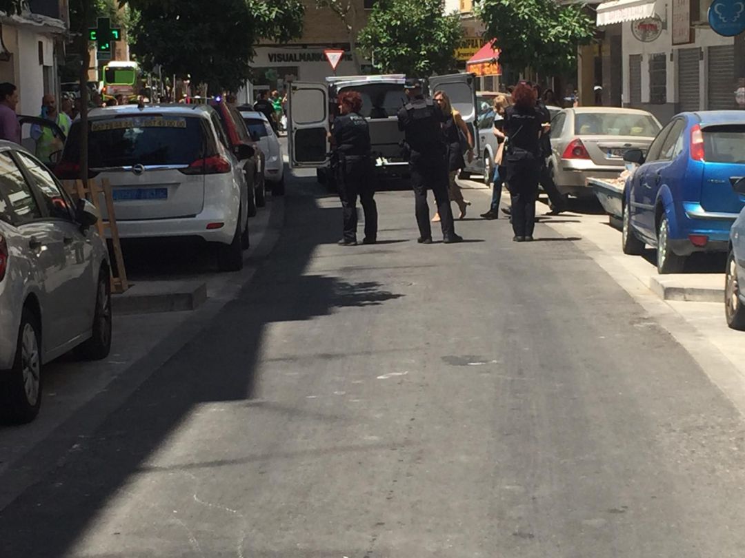 Policía el pasado viernes en Valdeolleros. Policía el pasado viernes en Valdeolleros.