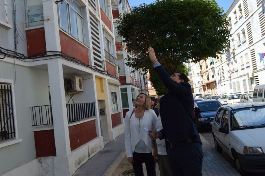 La entonces Consellera de Vivienda en una visita junto al Alcalde La entonces Consellera de Vivienda en una visita junto al Alcalde