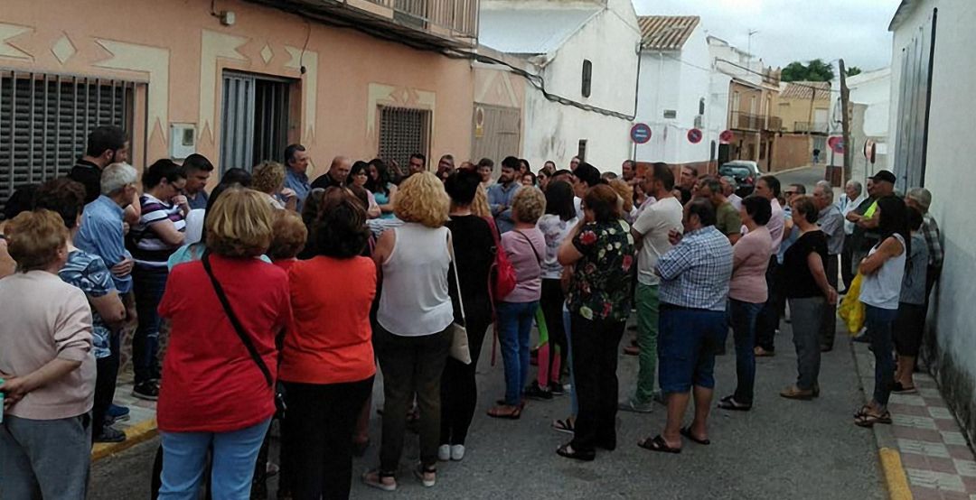 Vecinos de Villatorres en la puerta de la vivienda de Vicente y Carmen. Vecinos de Villatorres en la puerta de la vivienda de Vicente y Carmen.