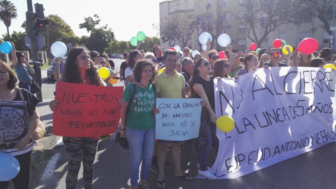 Educación da marcha atrás y mantiene una línea de 5 años en el CEIP Elio Antonio de Nebrija Educación da marcha atrás y mantiene una línea de 5 años en el CEIP Elio Antonio de Nebrija