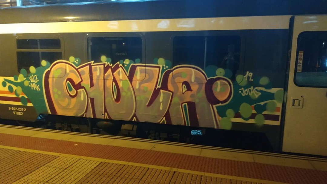 Soprenden a tres grafiteros cuando pintaban en un tren de Cercanías en Lorca