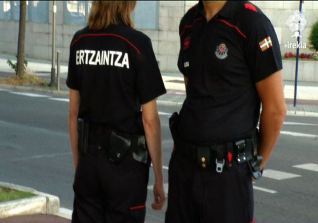Imagen de dos agentes de la ertzaintza en una calle de San Sebastián Imagen de dos agentes de la ertzaintza en una calle de San Sebastián