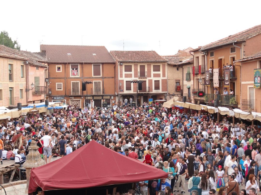 La Villa segoviana de Ayllón durante su feria medieval La Villa segoviana de Ayllón durante su feria medieval