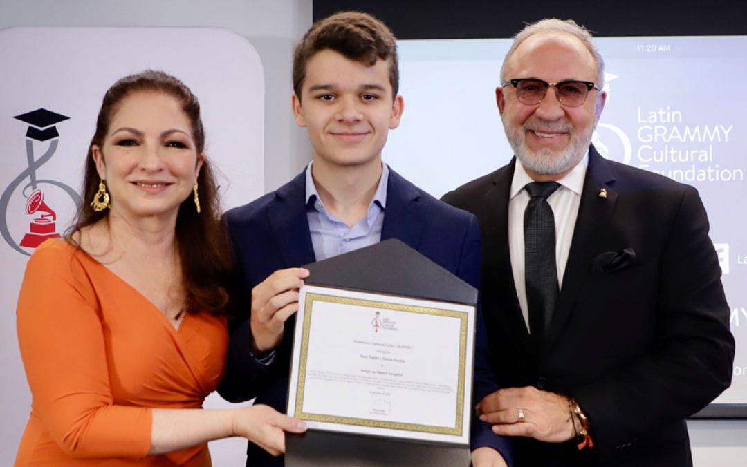 Gloria y Emilio Estefan le entregan la Beca Prodrigio al vigués Sergio de Miguel Gloria y Emilio Estefan le entregan la Beca Prodrigio al vigués Sergio de Miguel