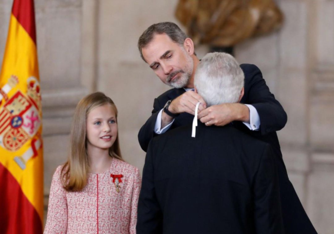 Barrios Orquestados, un profesor y una voluntaria, condecorados por el Felipe VI