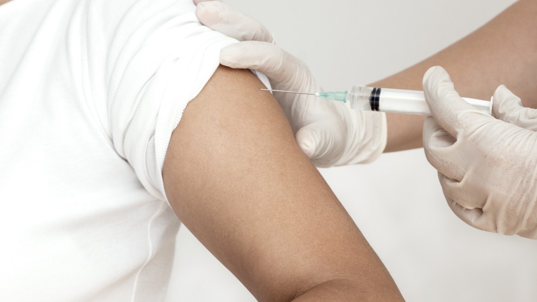 Osakidetza refuerza la protección contra la meningitis con una nueva vacuna