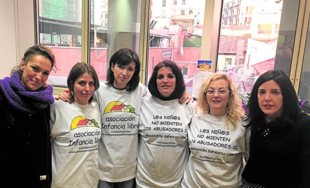 Madres de Infancia Libre (con camiseta blanca), tras ser invitadas por Podemos al Senado en 2017 Madres de Infancia Libre (con camiseta blanca), tras ser invitadas por Podemos al Senado en 2017