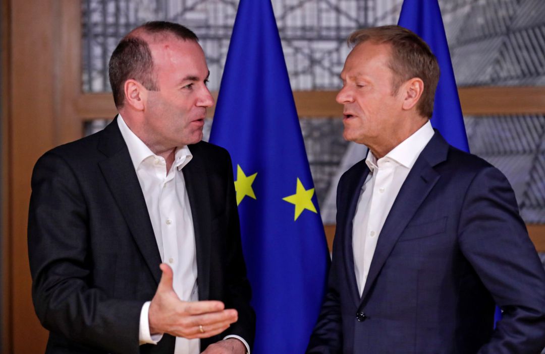 El presidente del Partido Popular europeo y candidato a la presidencia de la Comisión Europea, Manfred Weber (i), se reúne con el presidente del Consejo Europeo, Donald Tusk (d), en Bruselas El presidente del Partido Popular europeo y candidato a la presidencia de la Comisión Europea, Manfred Weber (i), se reúne con el presidente del Consejo Europeo, Donald Tusk (d), en Bruselas