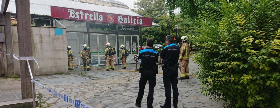 Bomberos de A Coruña entran en el local El Remanso tras un incendio Bomberos de A Coruña entran en el local El Remanso tras un incendio