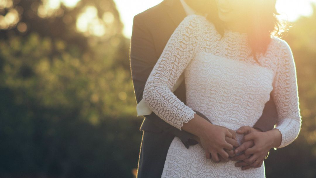 Una pareja de recién casados. Una pareja de recién casados.