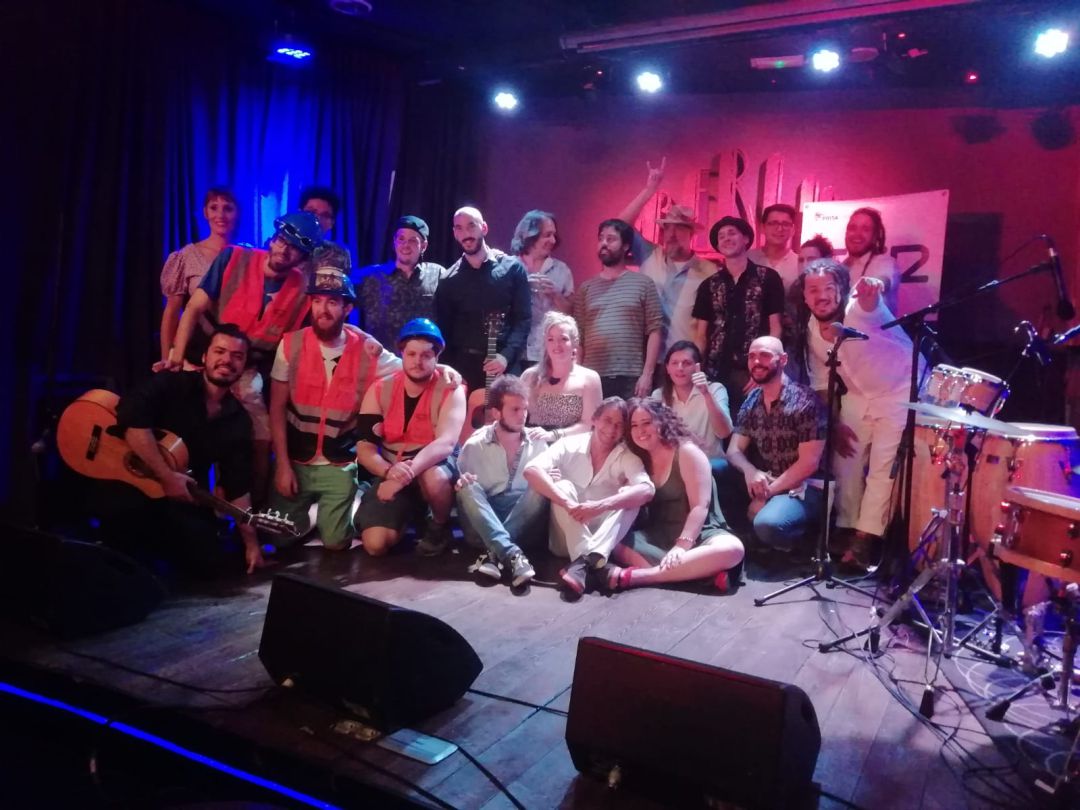Foto de familia en el escenario del Café Berlín de la segunda edición de Suena Madrid Foto de familia en el escenario del Café Berlín de la segunda edición de Suena Madrid