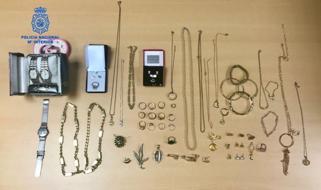 Detenida una cuidadora por el robo de 40.000 euros en joyas a una anciana Detenida una cuidadora por el robo de 40.000 euros en joyas a una anciana