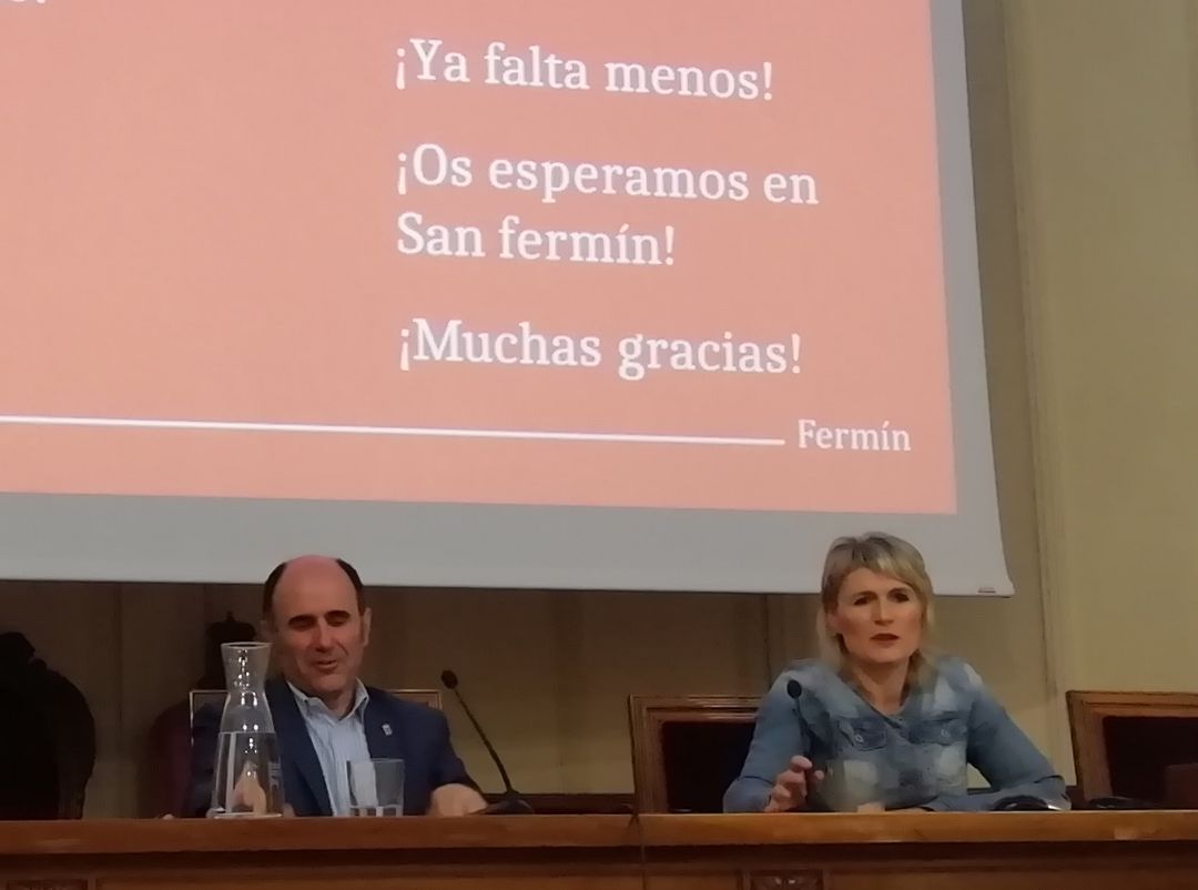 El vicepresidente de Desarrollo Económico, Manu Ayerdi, y la directora general de Comercio y Turismo, Maitena Ezkutari, en la presentación de la nueva campaña "Más que un pañuelo". El vicepresidente de Desarrollo Económico, Manu Ayerdi, y la directora general de Comercio y Turismo, Maitena Ezkutari, en la presentación de la nueva campaña "Más que un pañuelo".