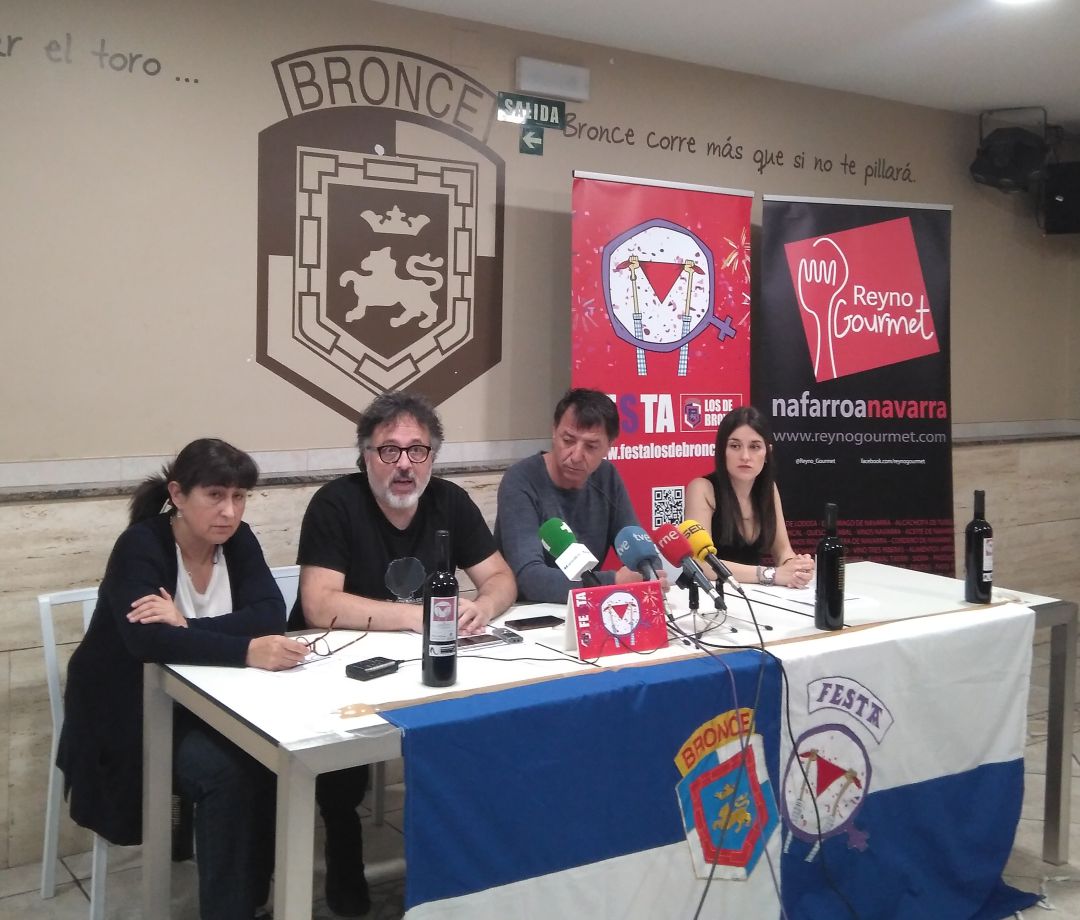 Mari Carmen Oscáriz, Rafa Aguilera, Jesús Sáenz e Irantzu Bayo, miembros de FESTA, anuncian a las galardonadas. Mari Carmen Oscáriz, Rafa Aguilera, Jesús Sáenz e Irantzu Bayo, miembros de FESTA, anuncian a las galardonadas.