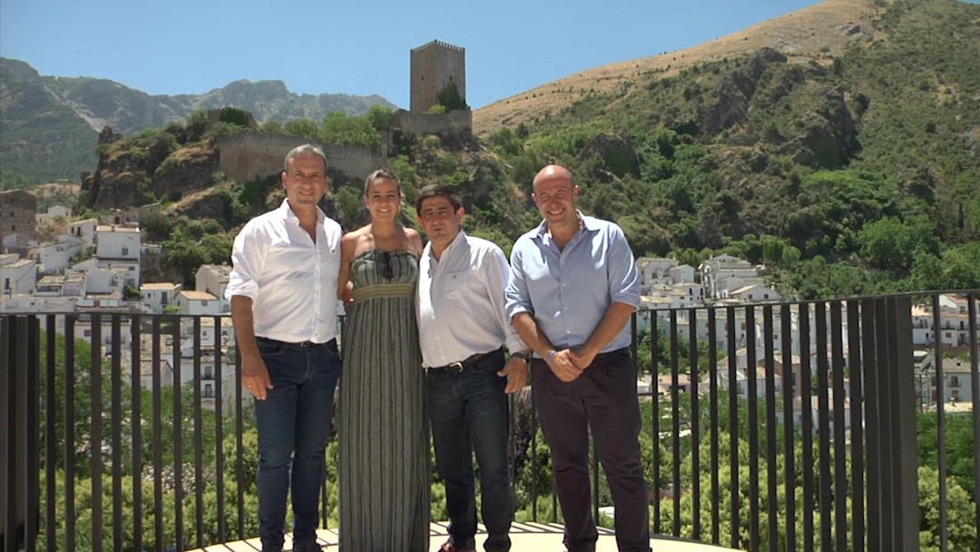 El alcalde de Cazorla,Antonio J.Rodriguez, concejala de cultura y turismo, Nuria Serrano, el presidente en funcines de la Diputación, Francisco Reyes y el teniente de alcalde, José Luis Olivares El alcalde de Cazorla,Antonio J.Rodriguez, concejala de cultura y turismo, Nuria Serrano, el presidente en funcines de la Diputación, Francisco Reyes y el teniente de alcalde, José Luis Olivares