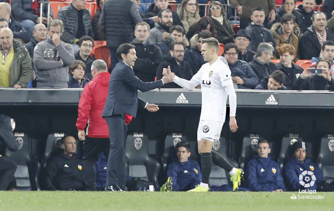 Cheryshev saluda a Marcelino. Cheryshev saluda a Marcelino.