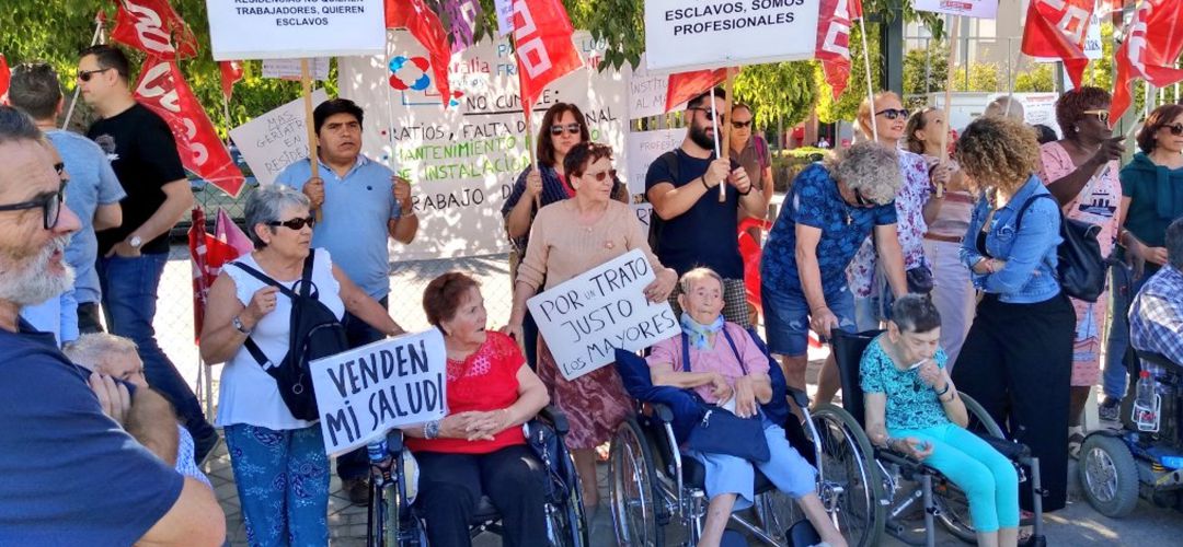 Los trabajadores y familiares de residentes reclaman un trato digno tanto para los empleados como para los ancianos Los trabajadores y familiares de residentes reclaman un trato digno tanto para los empleados como para los ancianos