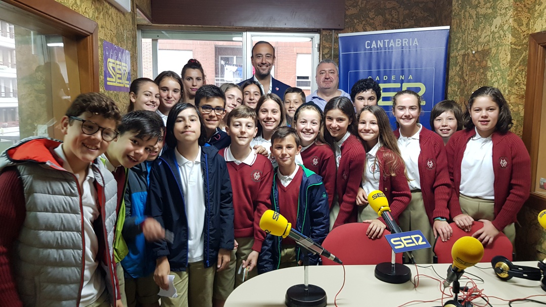 Alumnos de La Paz con Javier López Estrada en la SER Alumnos de La Paz con Javier López Estrada en la SER