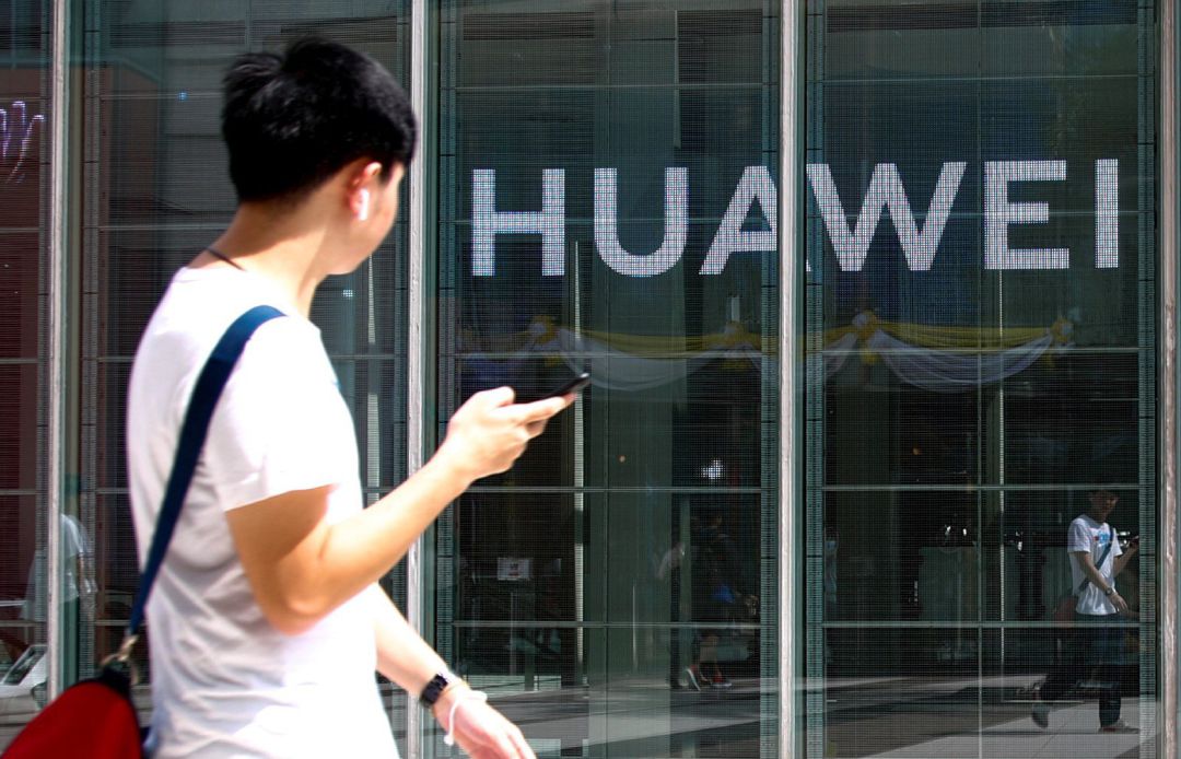Un viandante pasa delante de un panel publicitario del nuevo móvil Huawei P30 en Bangkok. Un viandante pasa delante de un panel publicitario del nuevo móvil Huawei P30 en Bangkok.