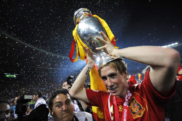 Fernando Torres con el trofeo de la Eurocopa 2008. Fernando Torres con el trofeo de la Eurocopa 2008.