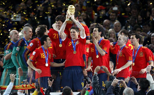 Fernando Torres con la copa del mundo. Fernando Torres con la copa del mundo.
