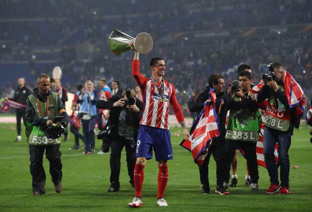 Fernando Torres con la UEFA Europa League. Fernando Torres con la UEFA Europa League.