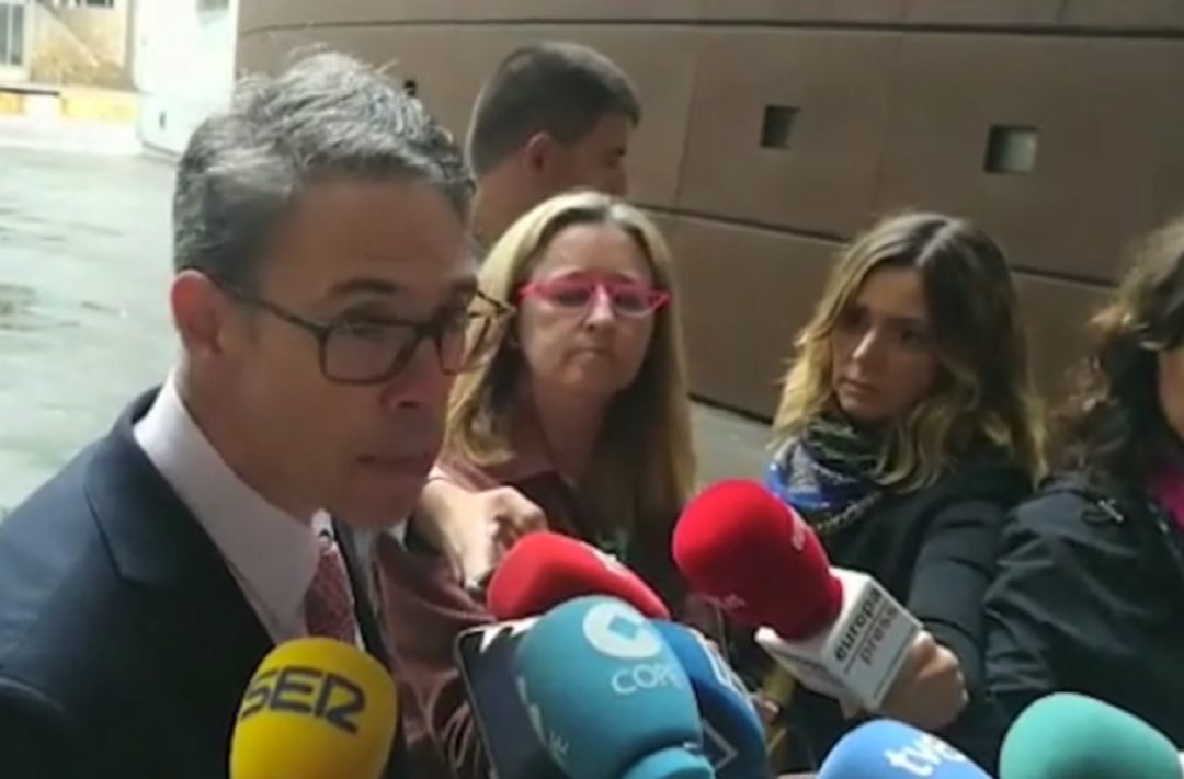Gabriel Cueto, el abogado de los tres inculpados por la muerte de David Carragal ha leído frente a los juzgados de Oviedo un comunicado según instrucciones de sus clientes y de sus familias. Gabriel Cueto, el abogado de los tres inculpados por la muerte de David Carragal ha leído frente a los juzgados de Oviedo un comunicado según instrucciones de sus clientes y de sus familias.