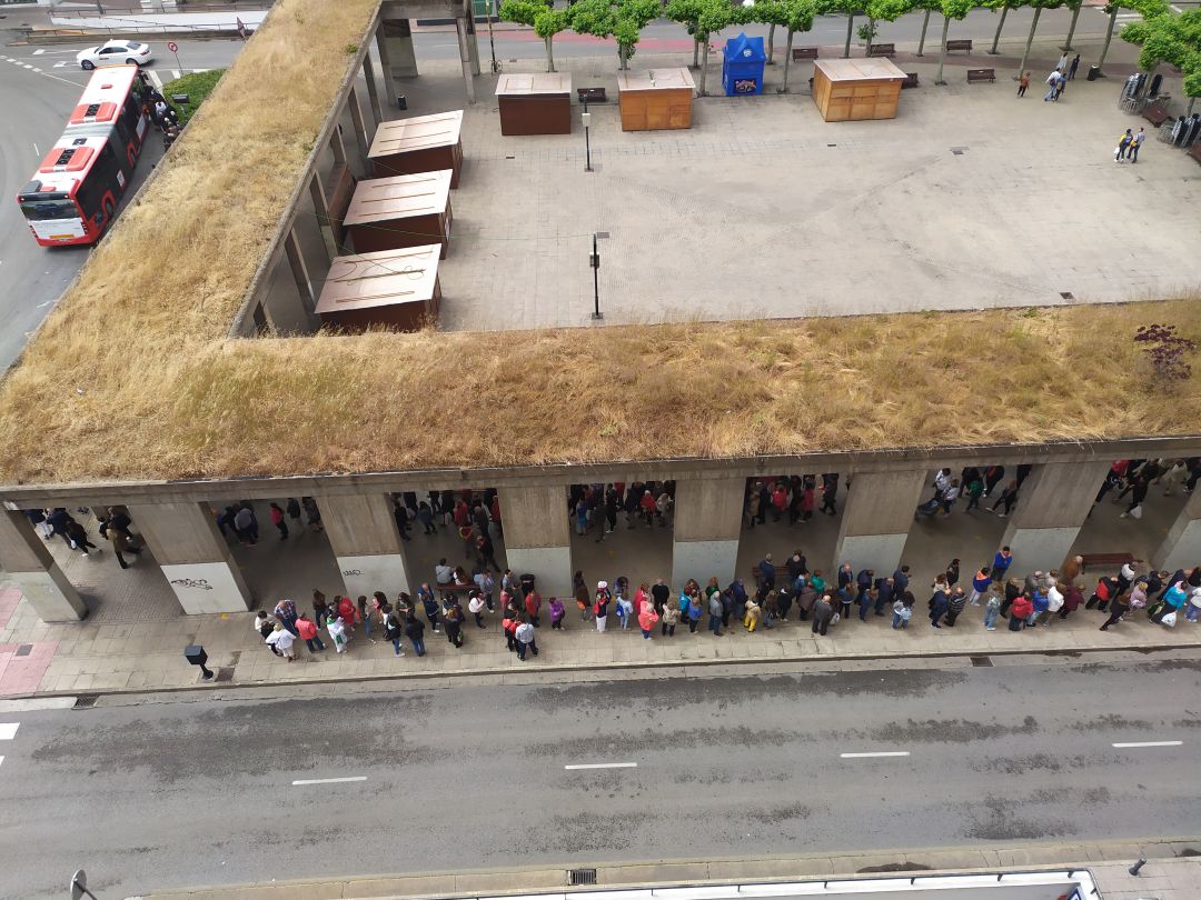 Centenares de burgaleses hicieron cola para acudir al Curpillos desde primera hora de la mañana Centenares de burgaleses hicieron cola para acudir al Curpillos desde primera hora de la mañana