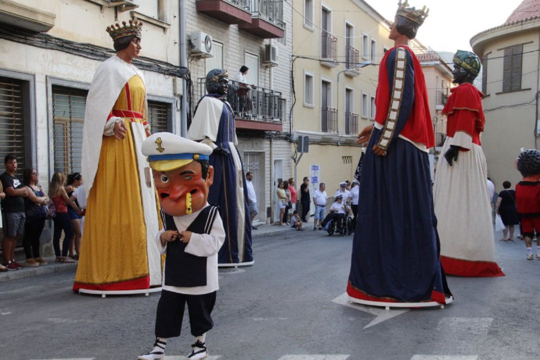 Gigantes y Cabezudos en Elda Gigantes y Cabezudos en Elda