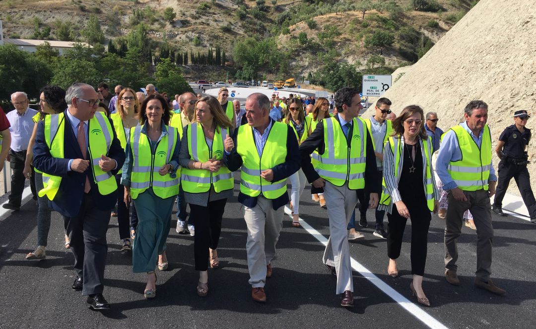 La consejera de Fomento, Marifrán Carazo (tercera por la izqda), visita la variante acompañada de autoridades provinciales y locales. La consejera de Fomento, Marifrán Carazo (tercera por la izqda), visita la variante acompañada de autoridades provinciales y locales.