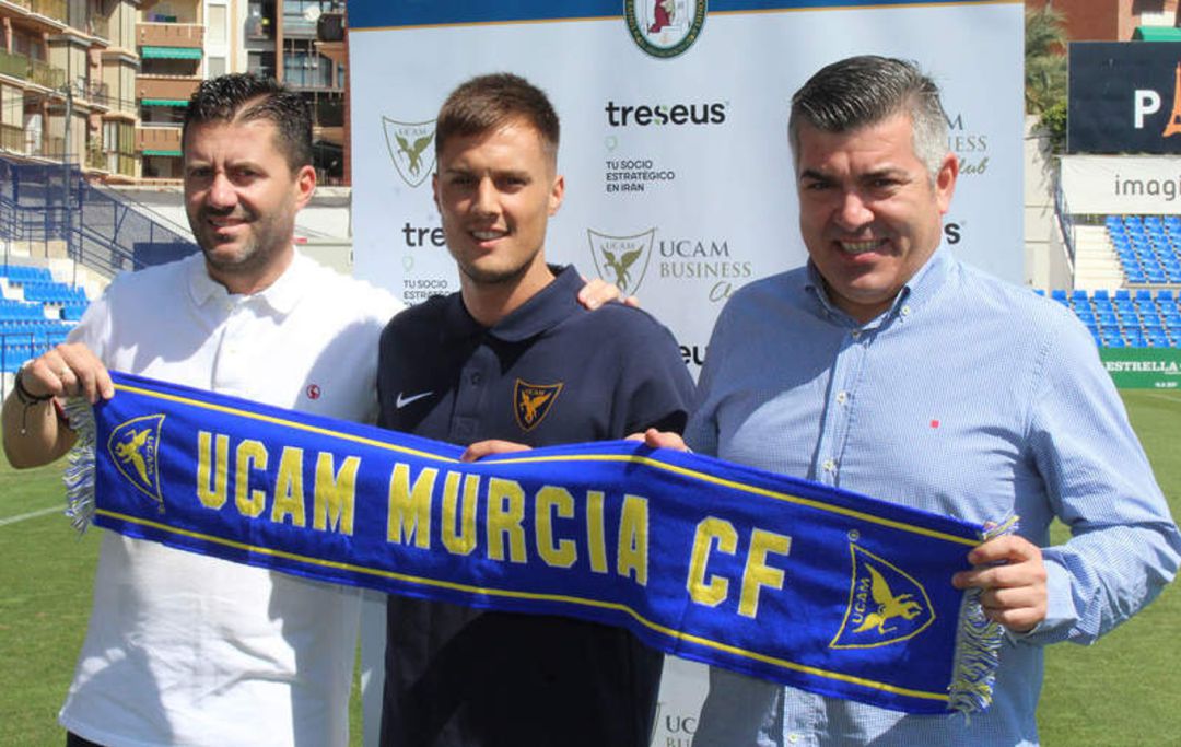 Adán Gurdiel el día que fue presentado por el UCAM Murcia CF Adán Gurdiel el día que fue presentado por el UCAM Murcia CF