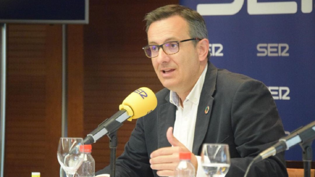 Diego Conesa califica de "paripé" las reuniones PP-Cs, "sin VOX no van a ningún sitio"