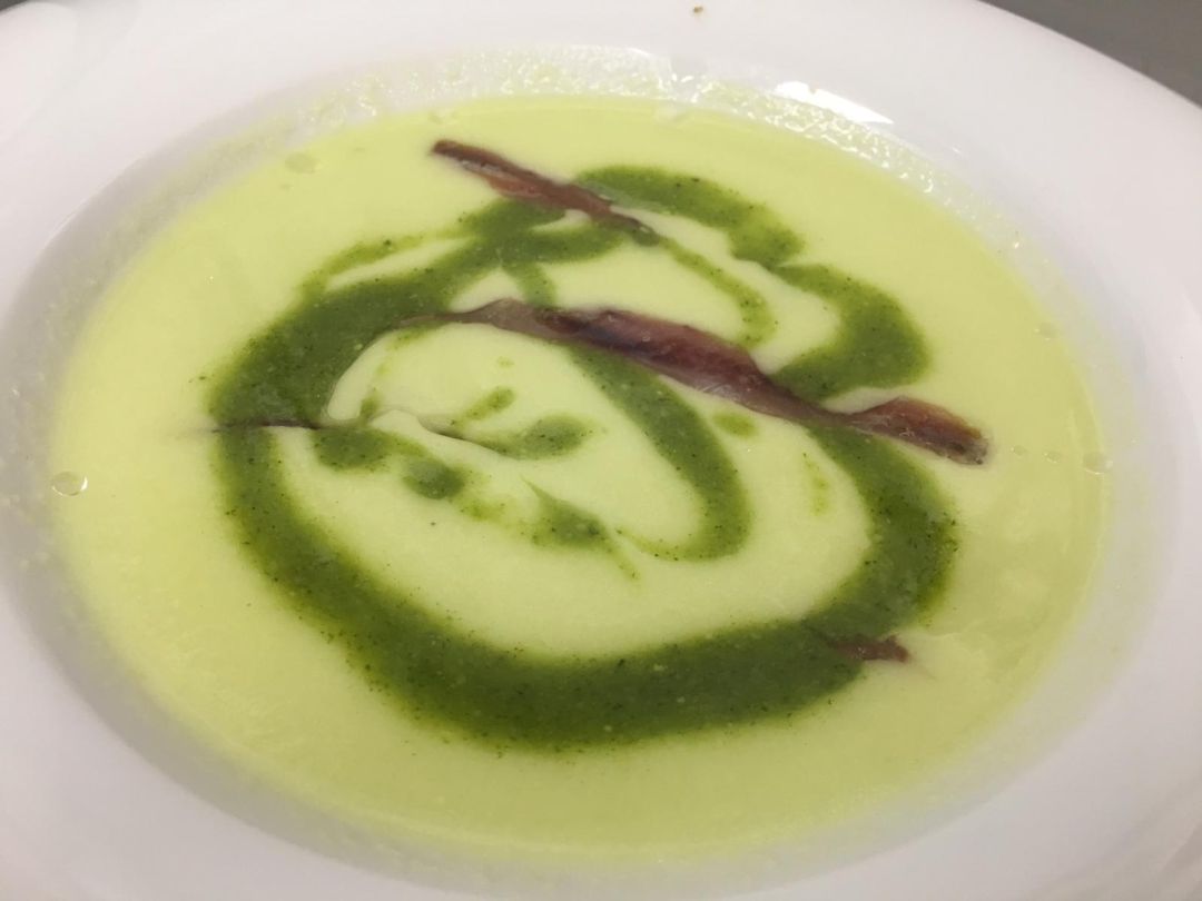 Gazpacho de melón, pesto y anchoas Gazpacho de melón, pesto y anchoas