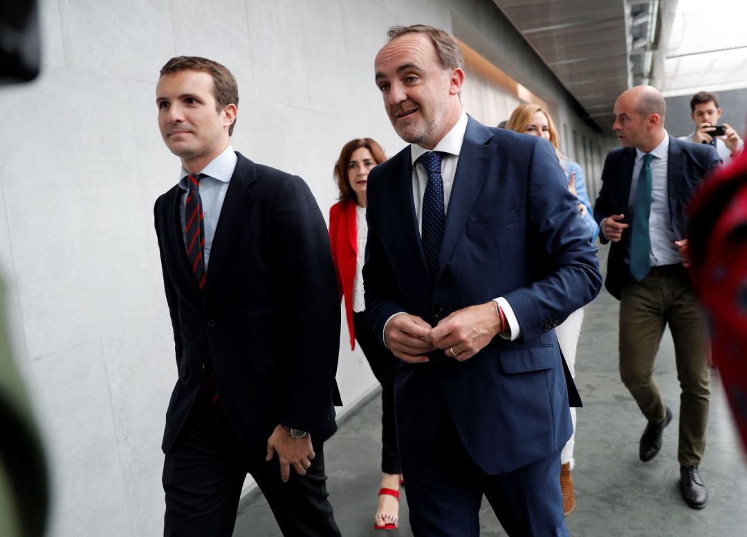 Pablo Casado y Javier Esparza caminan por dependencias del Parlamento de Navarra Pablo Casado y Javier Esparza caminan por dependencias del Parlamento de Navarra