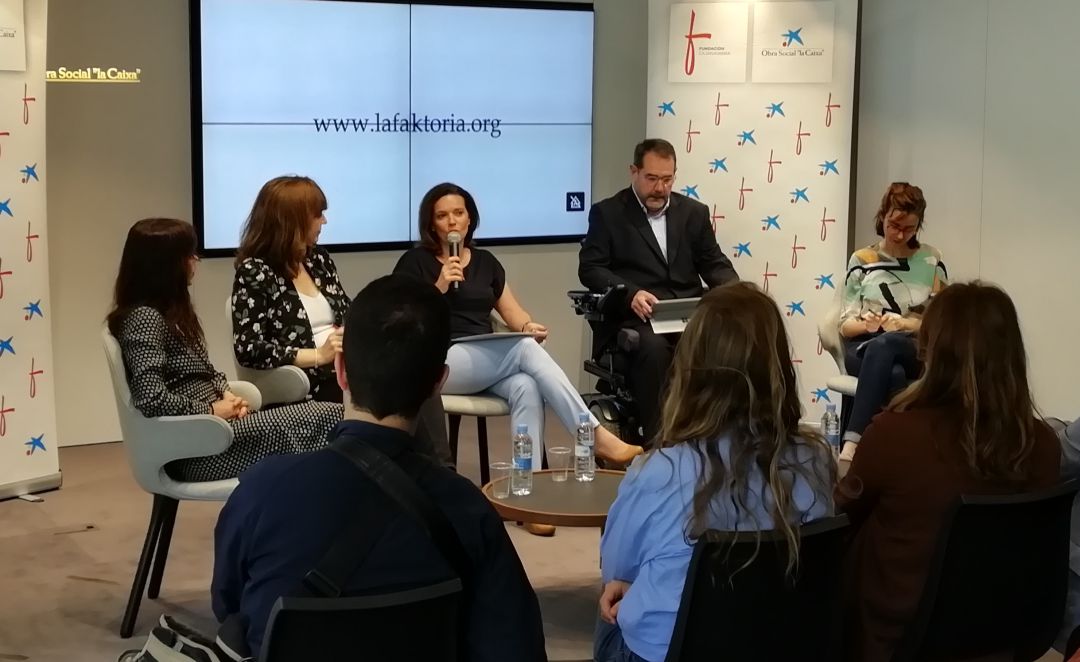 Ana Díez Fontana (directora de CaixaBank) y Javier Miranda Erro (presidente de Fundación Caja Navarra) junto a tres representantes de los proyectos seleccionados para el programa Ana Díez Fontana (directora de CaixaBank) y Javier Miranda Erro (presidente de Fundación Caja Navarra) junto a tres representantes de los proyectos seleccionados para el programa