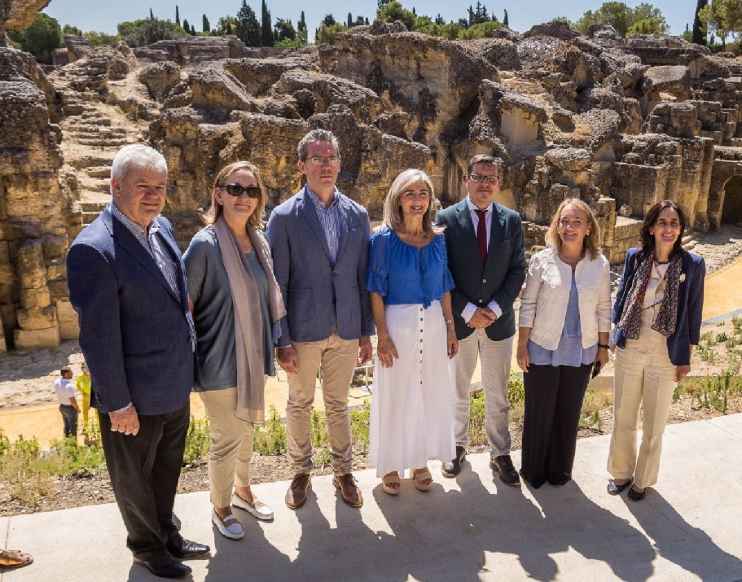 La consejera Patricia del Pozo, en el centro de la imagen, durante su visita de este viernes al Conjunto Arqueológico de Itálica La consejera Patricia del Pozo, en el centro de la imagen, durante su visita de este viernes al Conjunto Arqueológico de Itálica