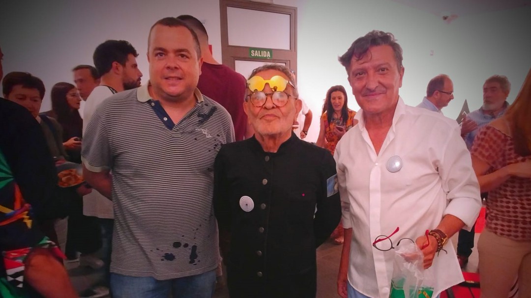 Fernando Arrabal recibe un homenaje en Cuenca con la bicicleta "patafísica"