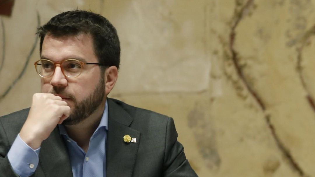 Els comuns viren 180 graus i demanen ara la paralització de la llei Aragonès
